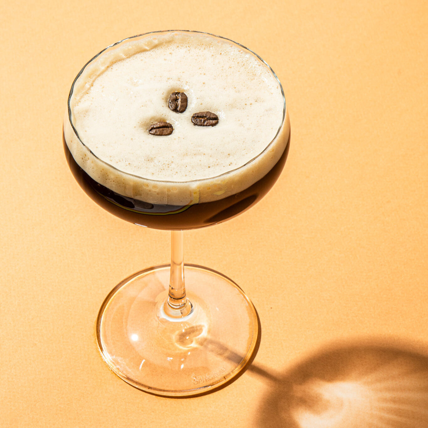 Alkoholfreier Espresso Martini mit POLLY Aperitif und Espressobohnen