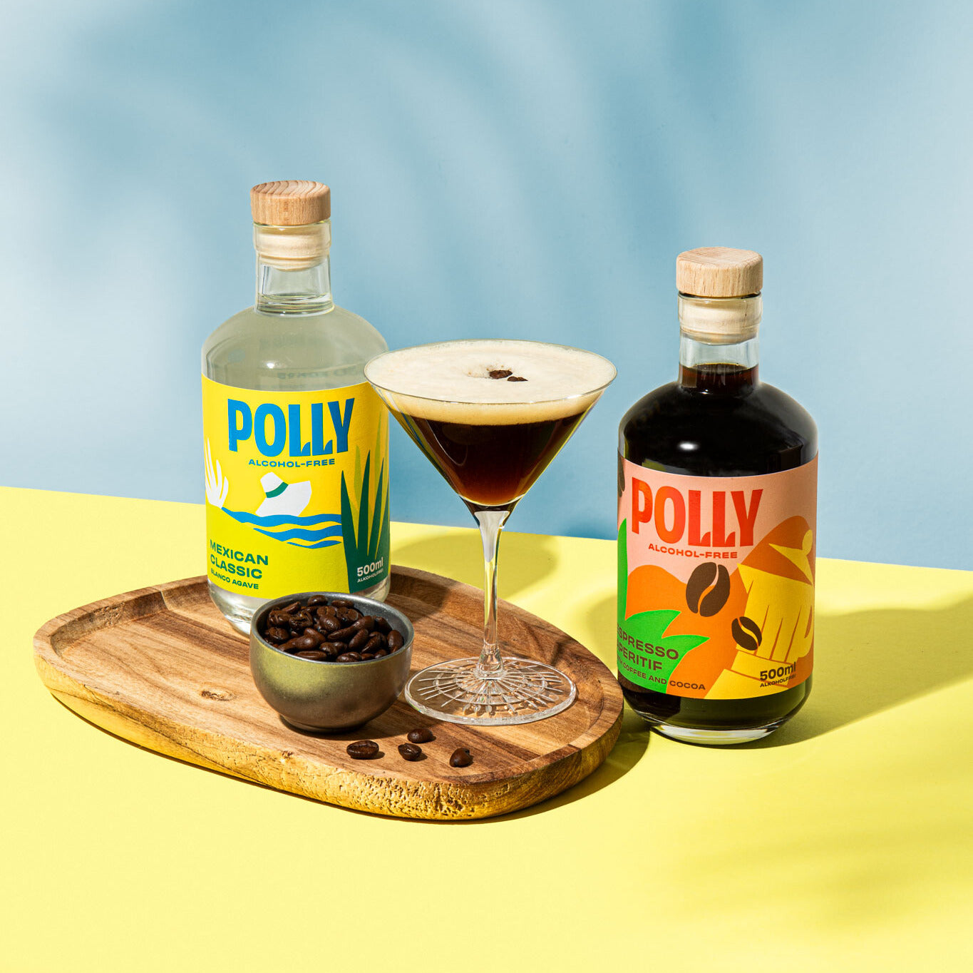 Alkoholfreier Espresso Martini mit POLLY Aperitif und POLLY Mexican Classic im Martiniglas, dekoriert mit Espressobohnen.