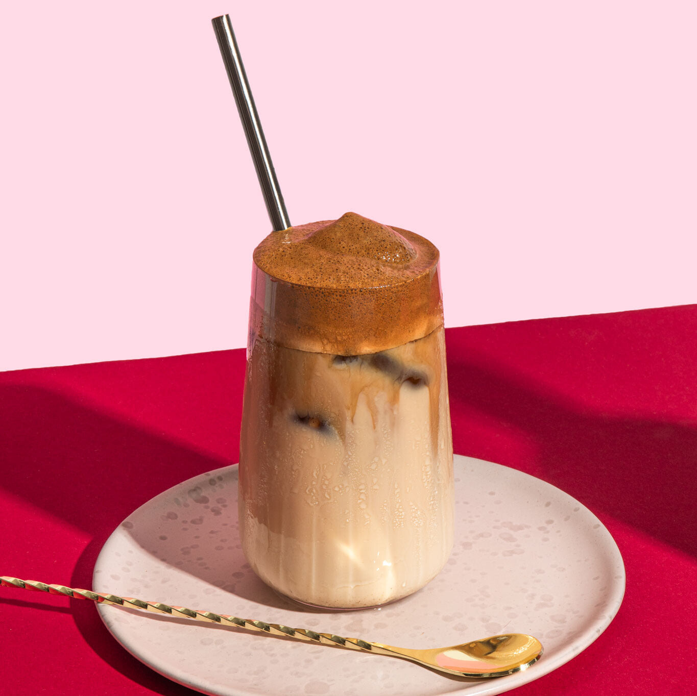 Geschichteter POLLY Frappé/Dalgona mit Kaffeeschaum und Espresso Aperitif in einem hohen Glas.