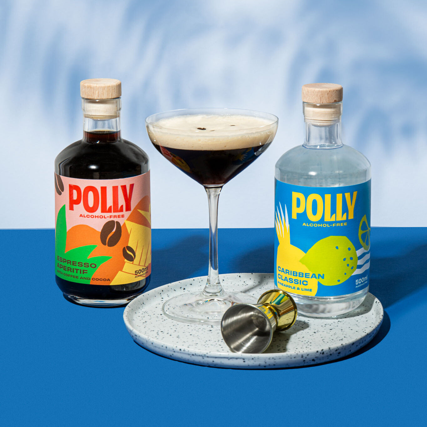 Tropischer Espresso Caribic mit POLLY Caribbean Classic und Espresso Aperitif im Martiniglas, dekoriert mit Espressobohnen.