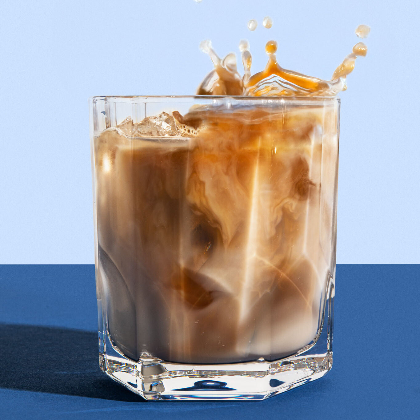 Cremiger alkoholfreier POLLY Caribbean Dream mit Marmorierung aus Espresso Aperitif in einem Tumblerglas.