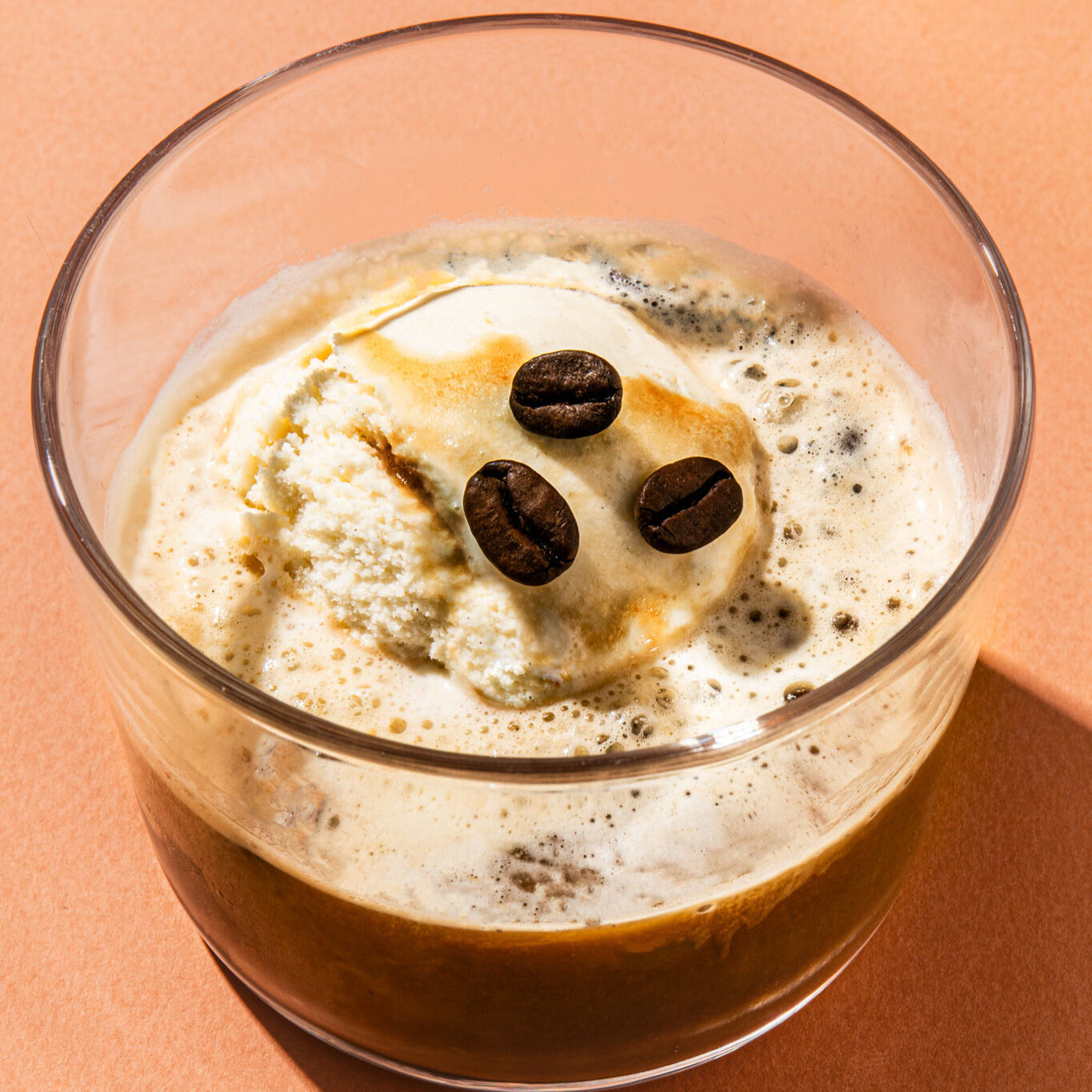 Alkoholfreier Espresso Martini Affogato mit Vanilleeis und POLLY Espresso Aperitif.