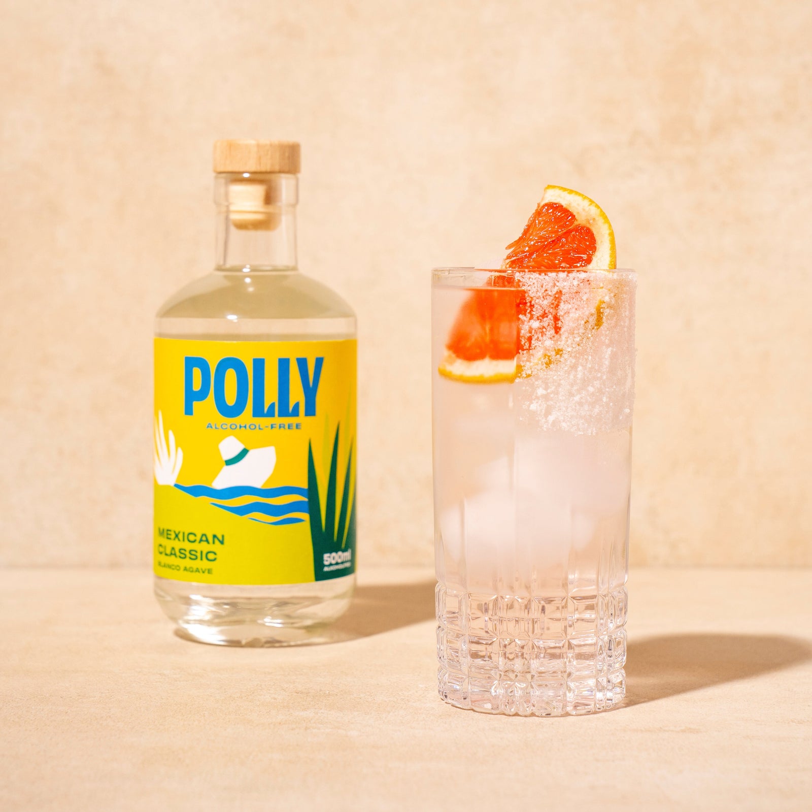 Alkoholfreier POLLY Pink Paloma im Salzrand-Glas mit Eis, Limette und Grapefruitlimonade.