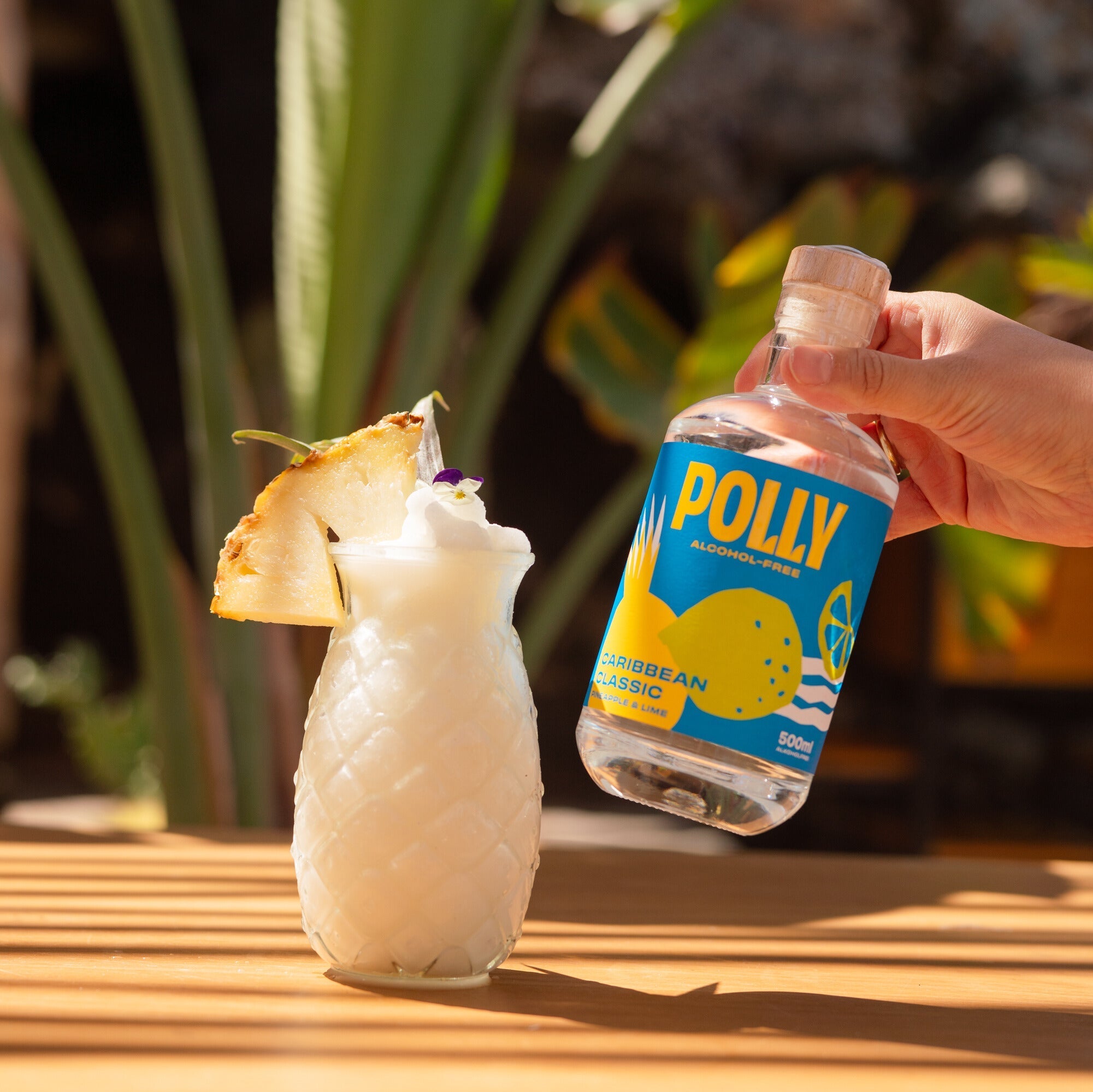 Alkoholfreier Pina Colada Slush mit Ananas und Kokos in einem Glas mit Ananasspalte.