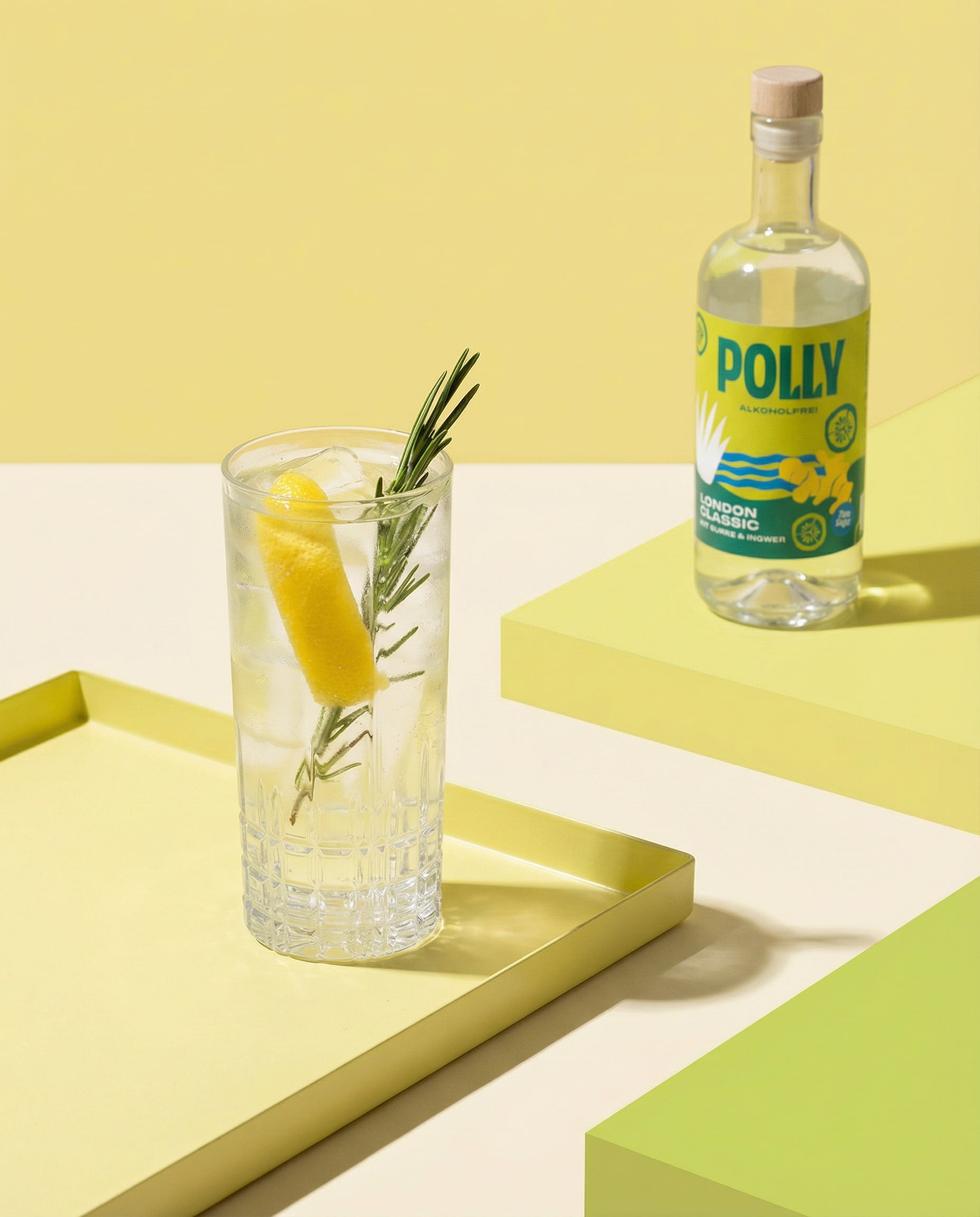 Ein sprudelnder Rosemary Fizz in einem hohen Glas, garniert mit einer Zitronenzeste und einem Zweig Rosmarin.
