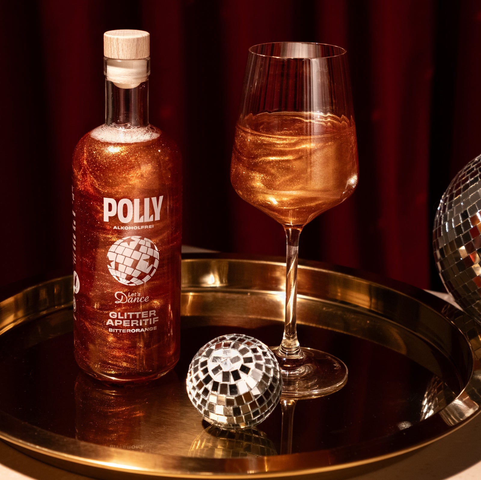 Glitter Aperitif in einem Weinglas