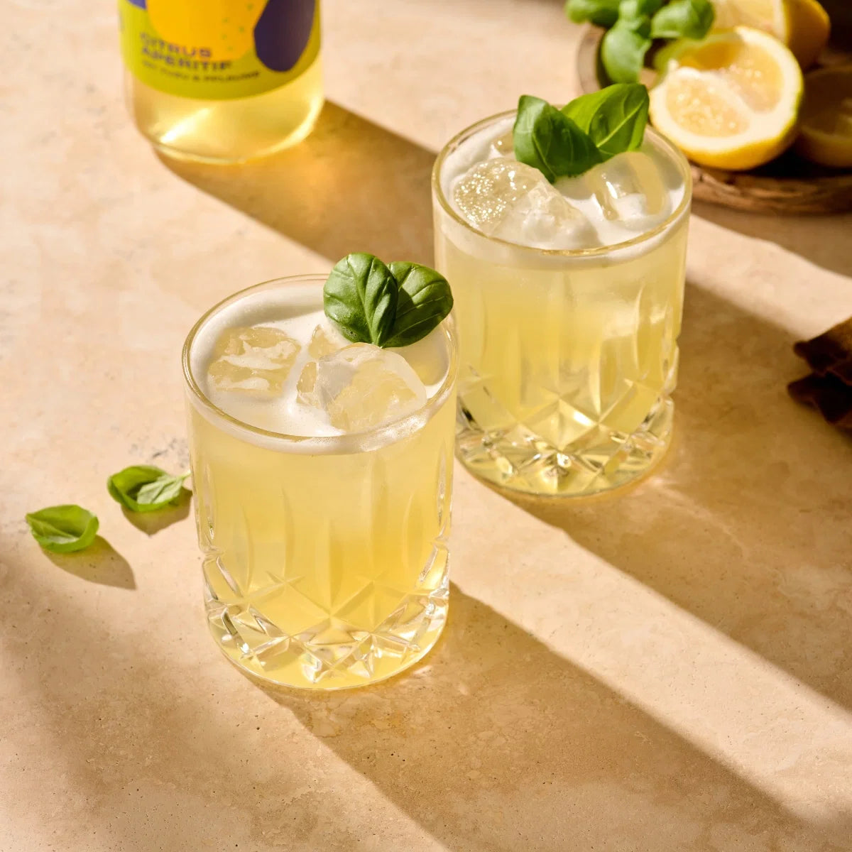 Erfrischung gefällig? Dein alkoholfreier Basil Citrus Smash!