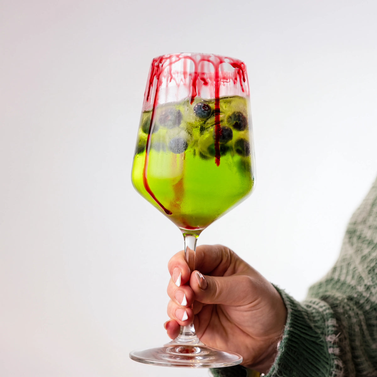 Alkoholfreier Halloween Cocktail: Frankenstein Virgin Wildberry Spritz mit Gruselfaktor
