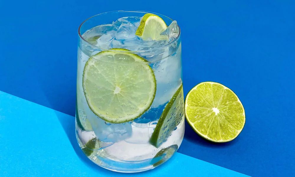 Glas mit POLLY Soda und Limettenscheiben