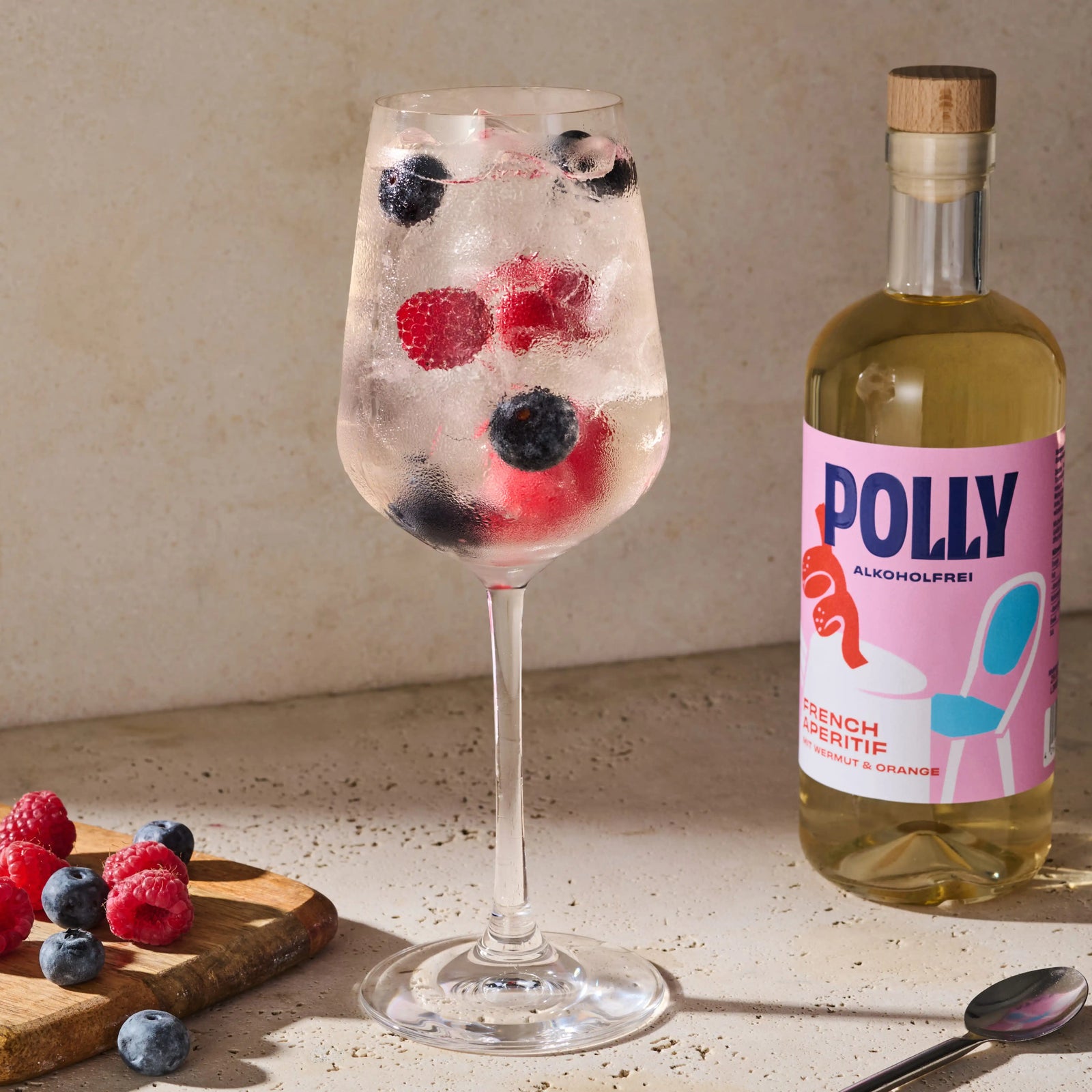 Dein Sommer-Highlight: Der alkoholfreie POLLY Wild Berry Spritz!