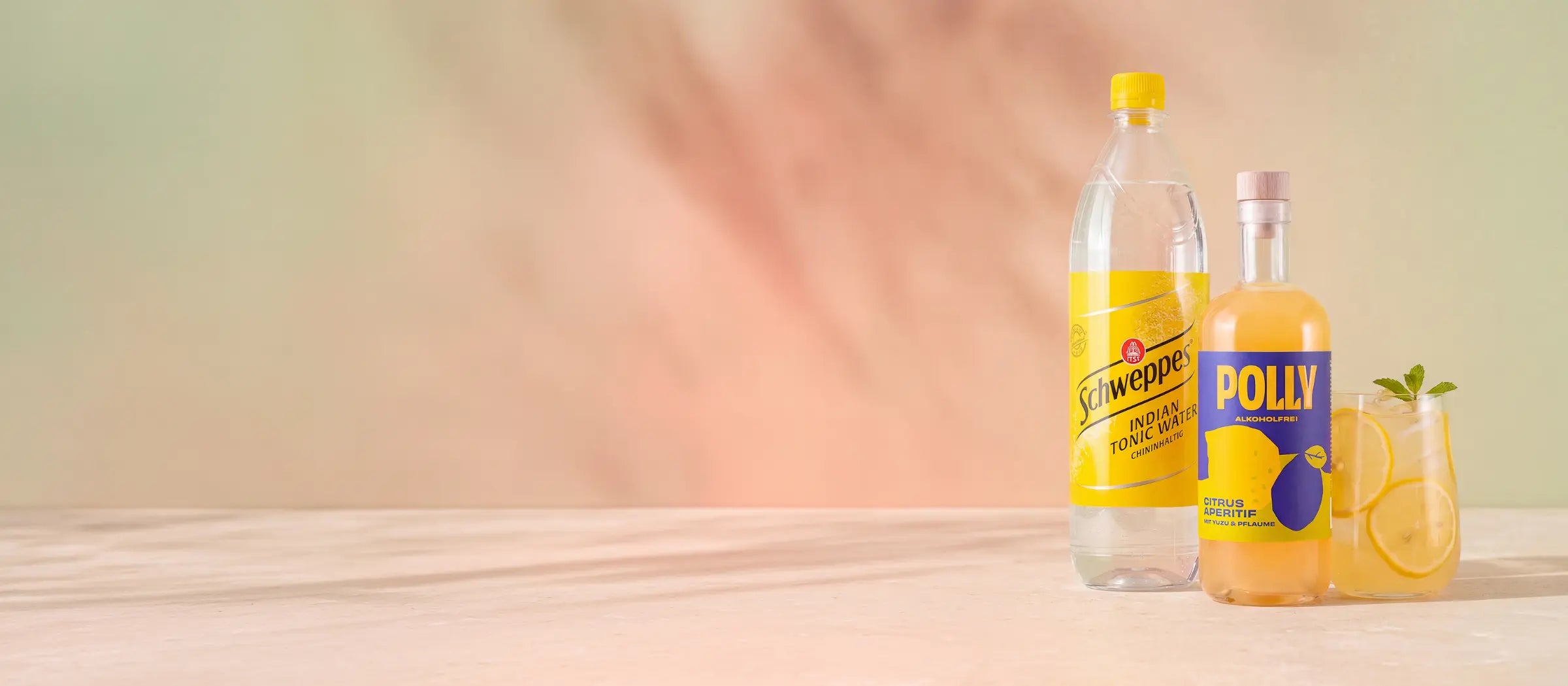 POLLY Starter Set für Citrus Tonic mit einer Flasche Schweppes Tonic Water, einer Flasche POLLY Citrus Aperitif und einem angerichteten Glas mit alkoholfreiem Citrus Tonic Drink