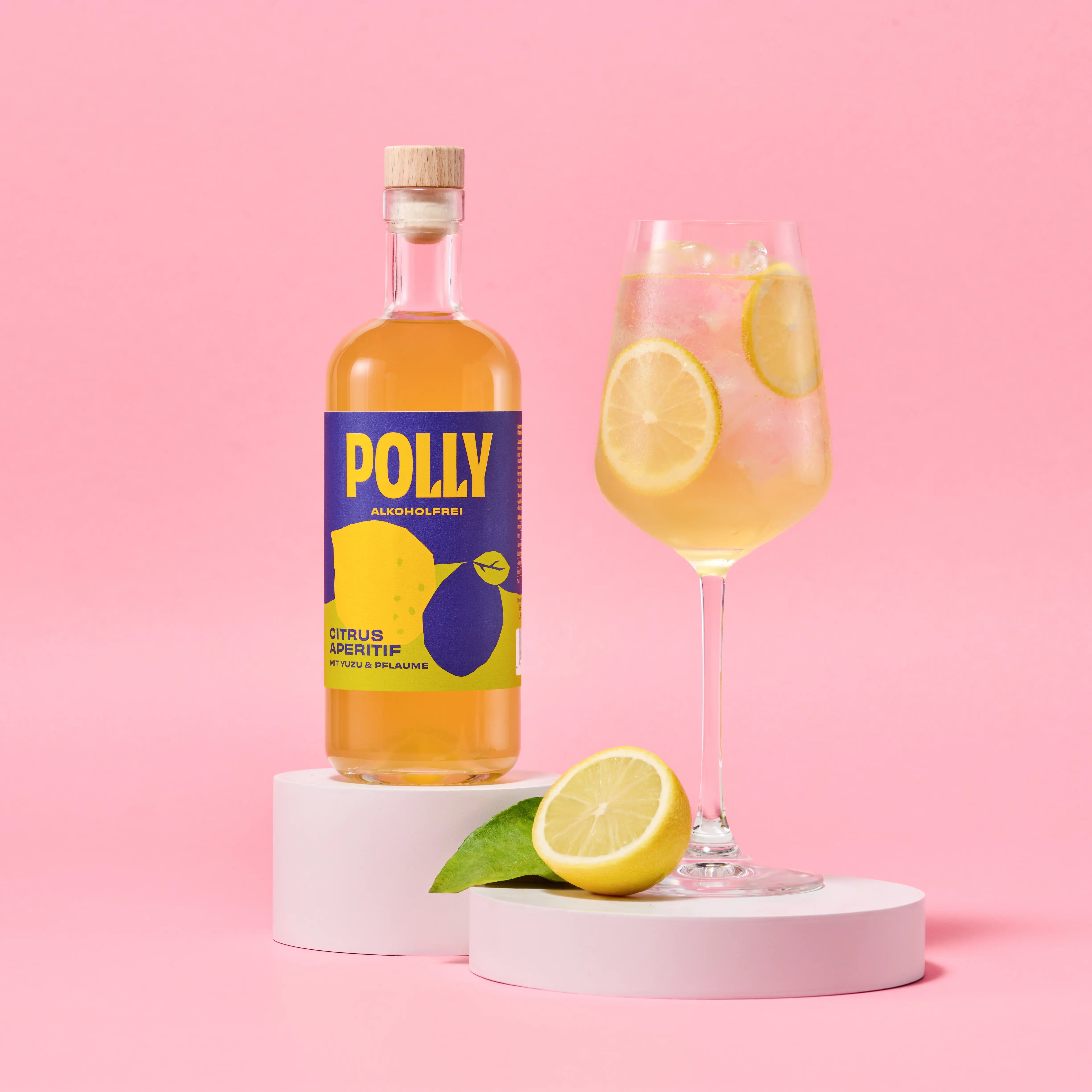 POLLY Citrus Aperitif Flasche und Glas mit alkoholfreiem Citrus Spritz Getränk