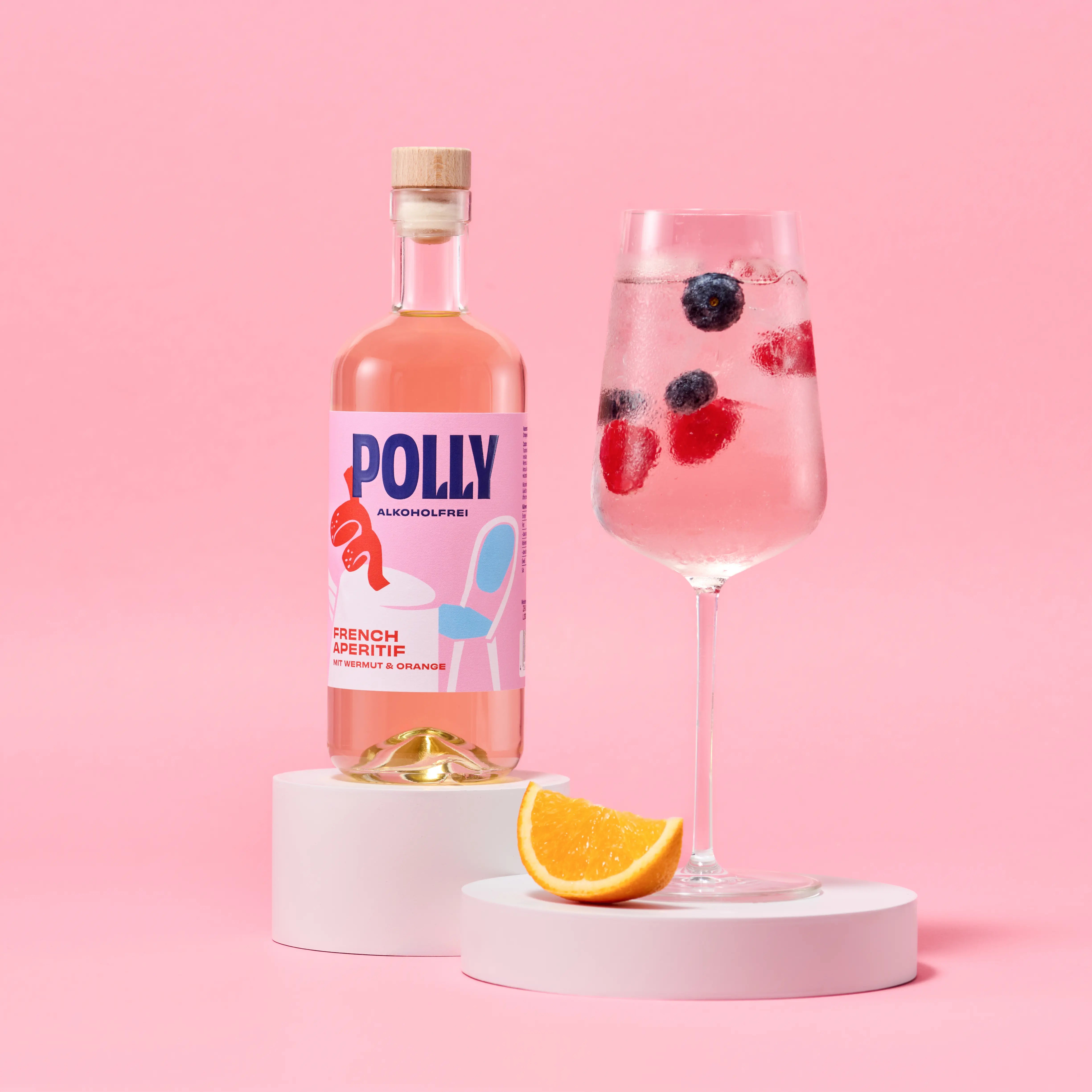 POLLY French Aperitif Flasche und Glas mit alkoholfreiem Wildberry Spritz Getränk