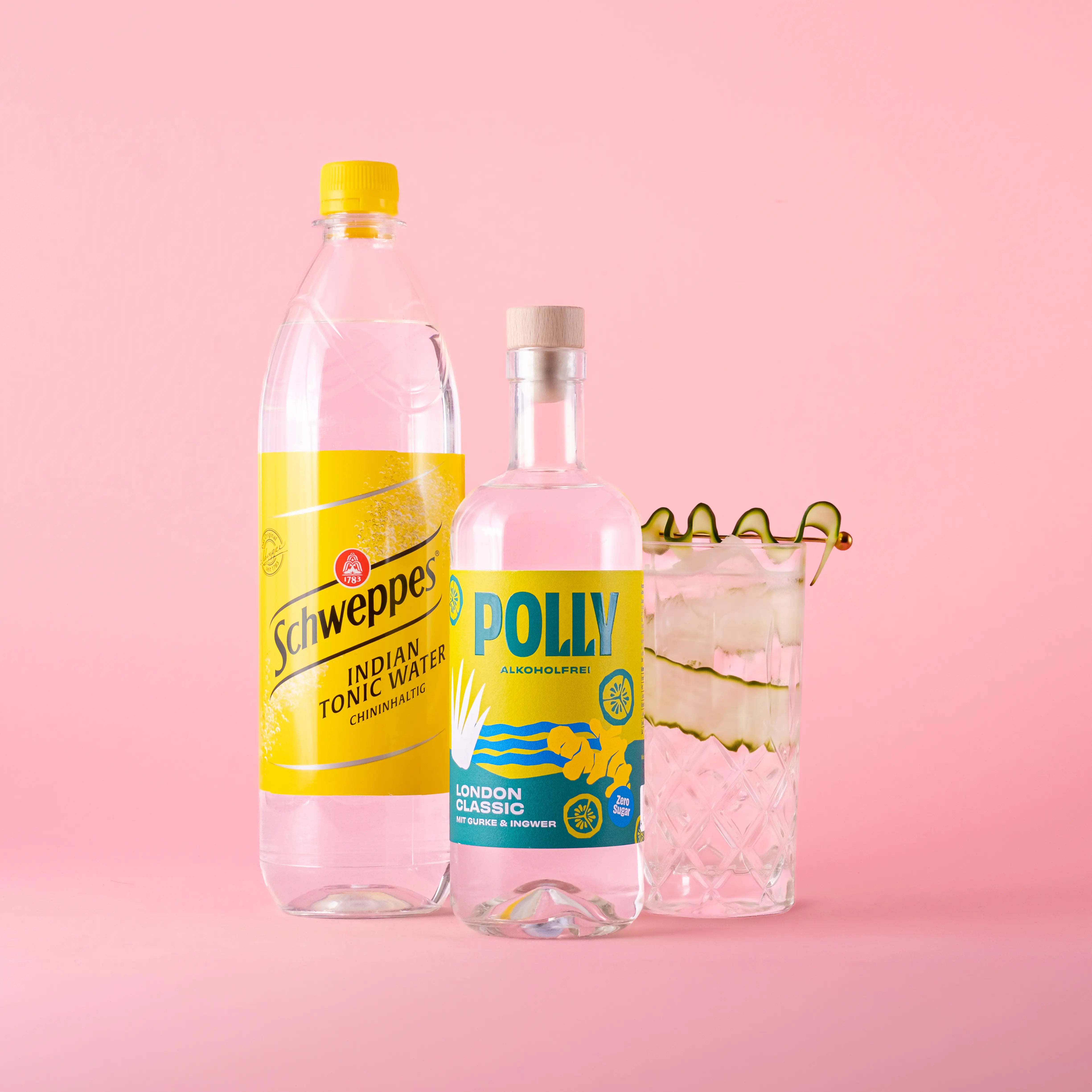 Starter Set für alkoholfreien G&T mit einer Flasche POLLY London Classic und einer Flasche Schweppes Indian Tonic Water sowie einem angerichteten Glas mit G&T Drink