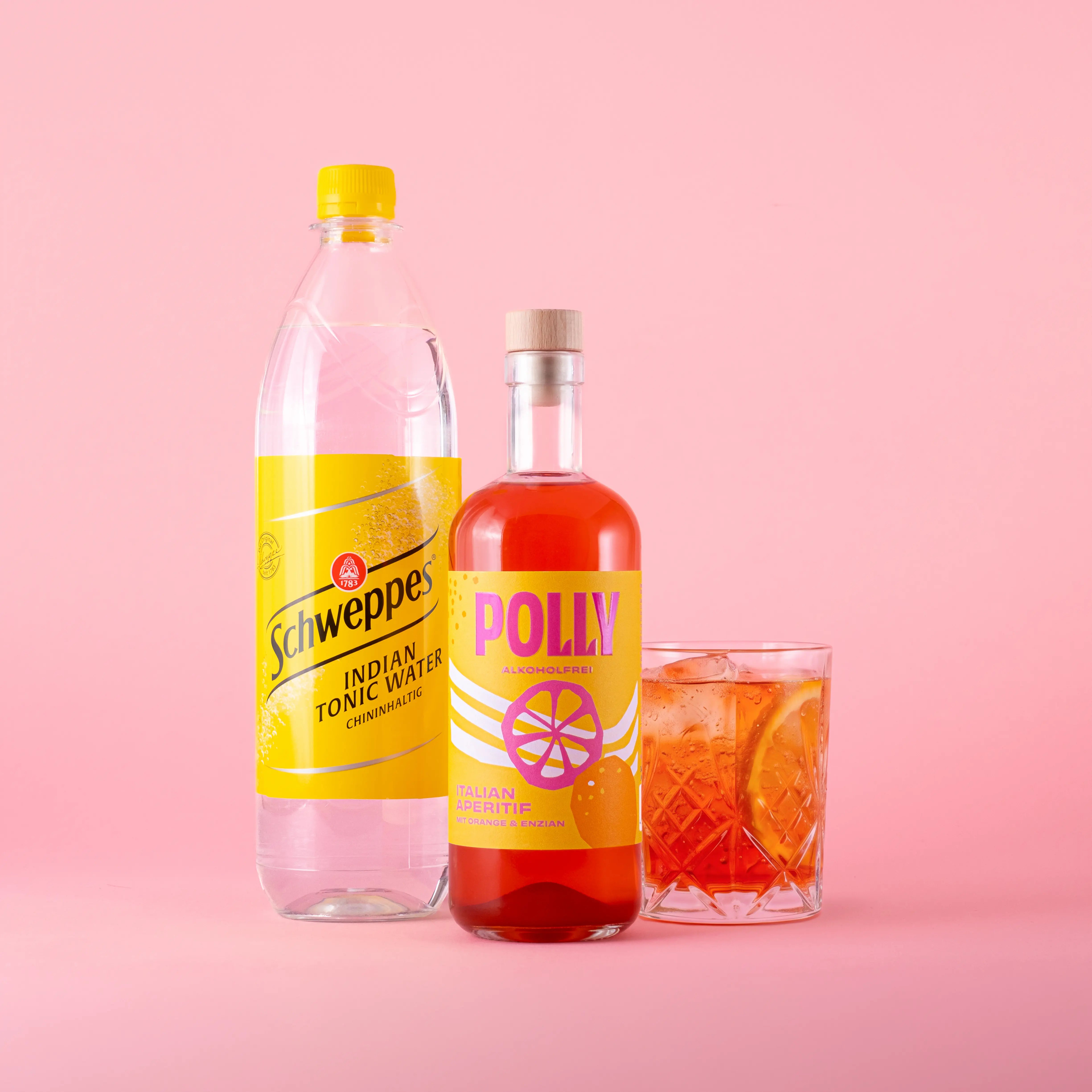 Starter Set für alkoholfreien Italian Tonic mit einer Flasche POLLY Italian Aperitif und einer Flasche Schweppes Indian Tonic Water sowie einem angerichteten Glas mit Italian Tonic Drink